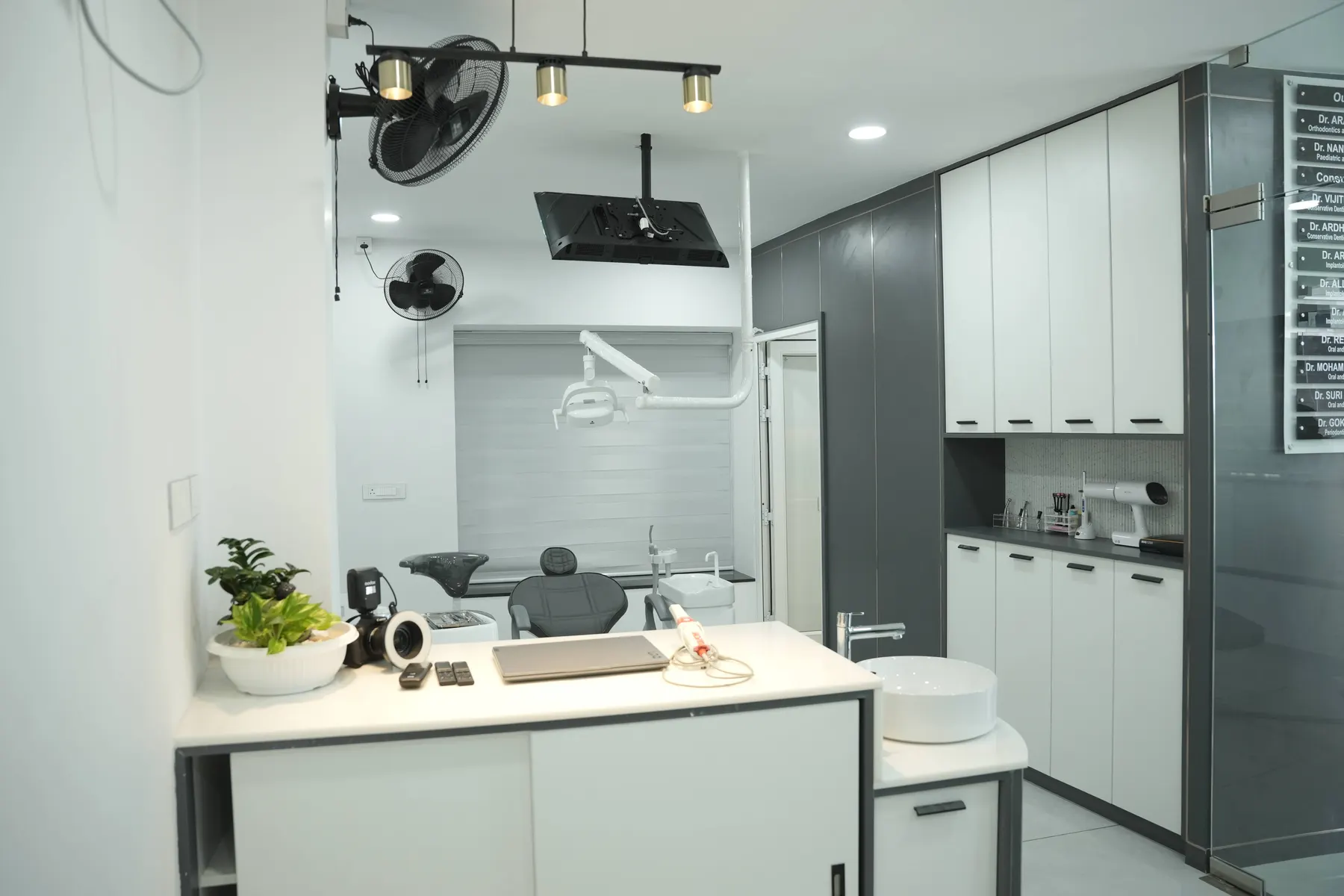 Modern treatment room at Dental Craft Vanchiyoor with dental chair and cabinetry